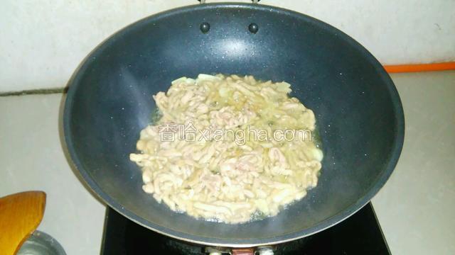 锅内放油，将肉丝滑熟捞起控油