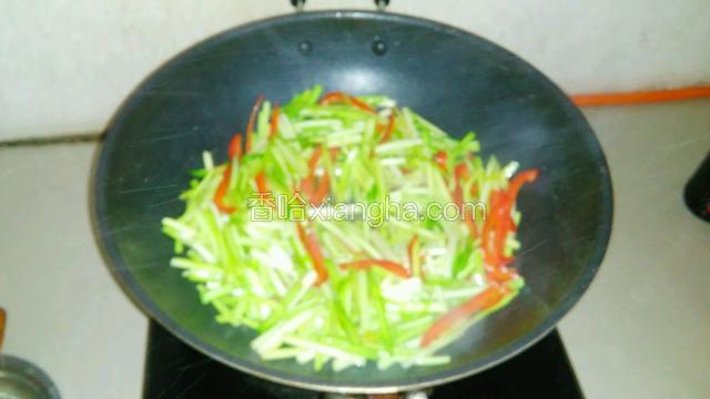 锅内留少许油，爆香姜蒜片，下入韭黄翻炒，同时放盐