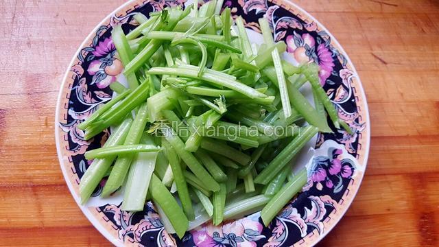 西芹切段如图所示！