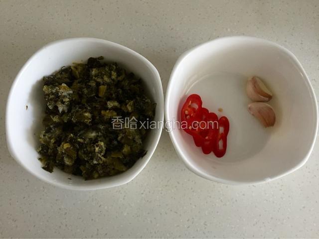 准备食材：酸菜切碎，蒜头切成蒜米，红辣椒