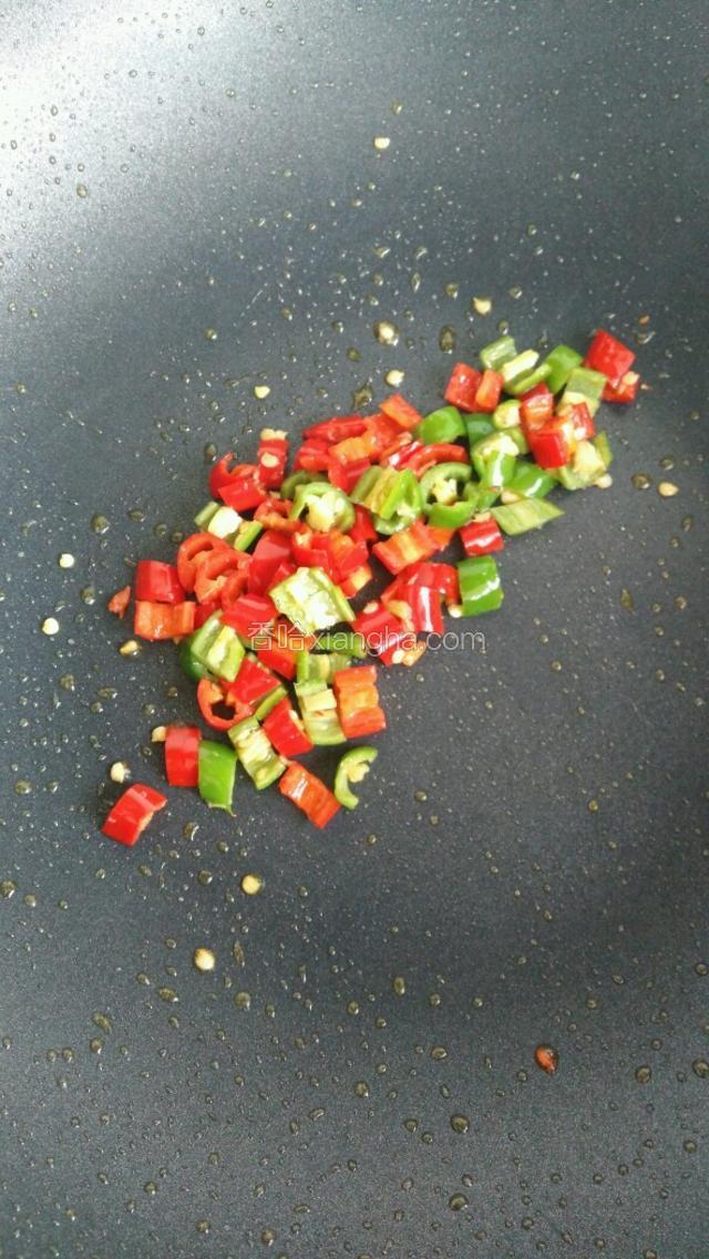 锅内再倒入一点油，倒入青椒和红椒，调入适量盐翻炒至断生。