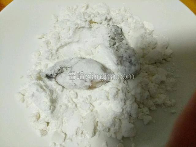 把牡蛎在生粉中滚一圈，依次全部这么做