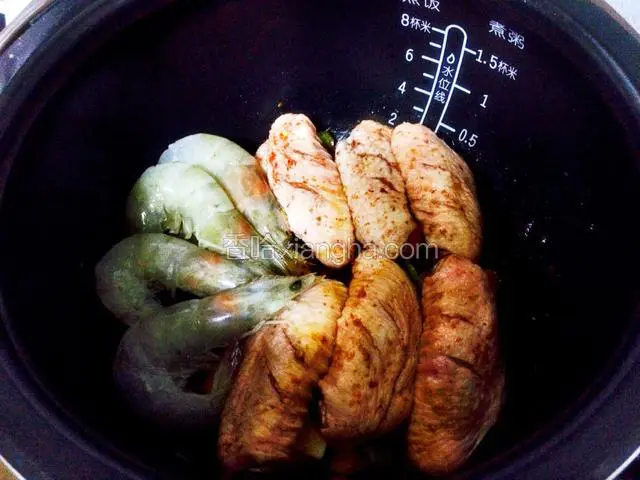 虾去虾线须，和鸡翅摆好