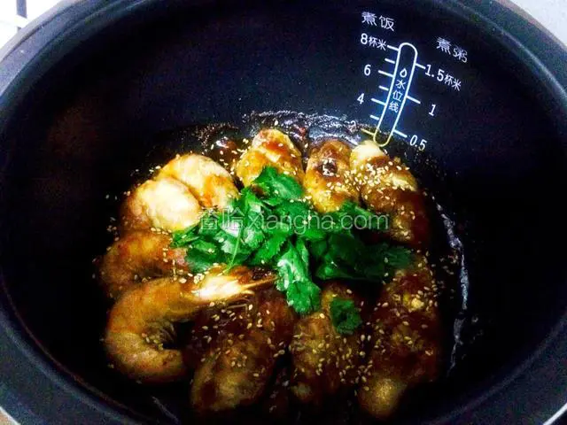 焖熟后撒上熟芝麻和香菜末