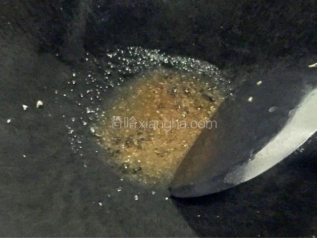 锅里烧油，油五成热，关中小火，放入砂糖和自家卤炒一下糖色