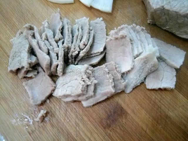 捞出瘦肉冷却，切薄片