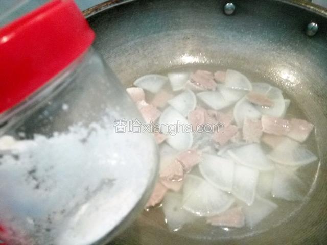 等萝卜透明熟了，加盐