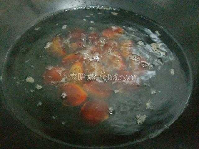 板栗洗干净放入开水锅中煮三分钟。