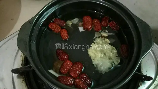 放进锅里，加入适量水，大火煮开改小火煮10分钟左右。