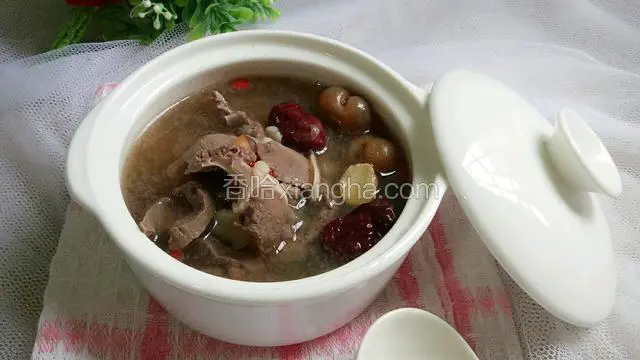 加入适量盐装碗食用。
