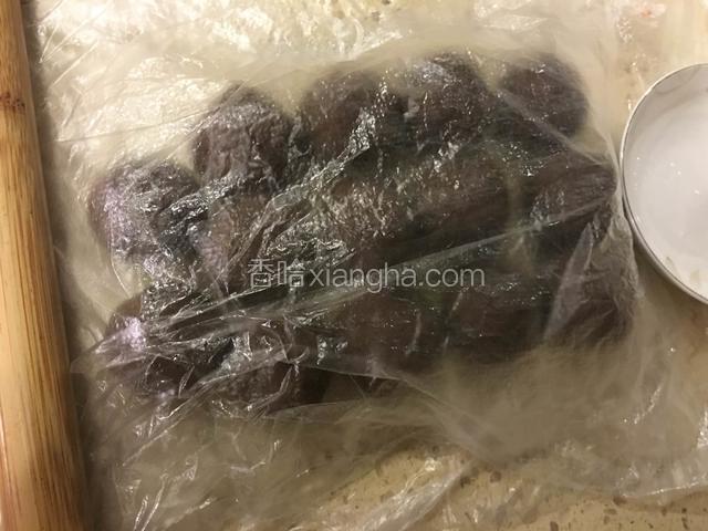 依次做好14个豆沙球，盖保鲜袋或者保鲜膜。