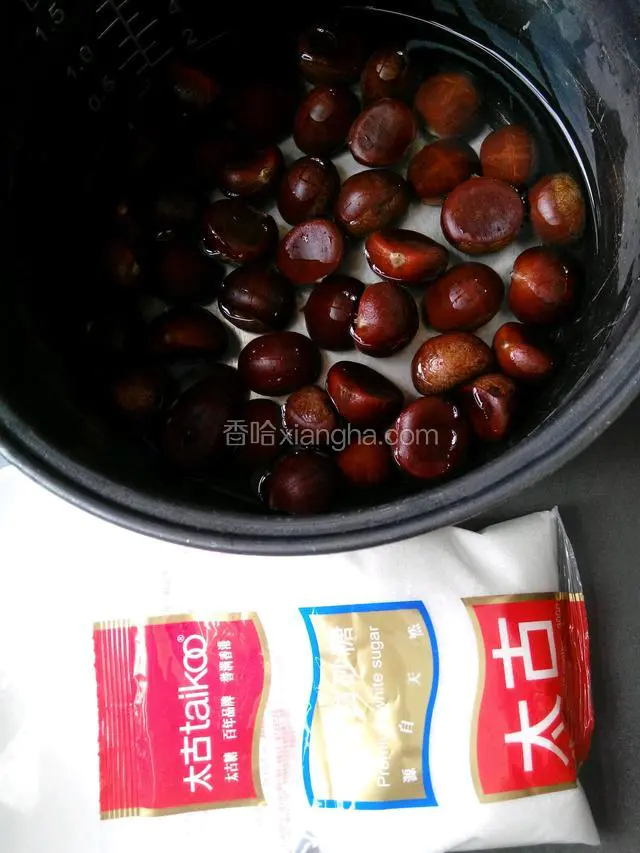 放电饭煲里，并加入淹过板栗的水