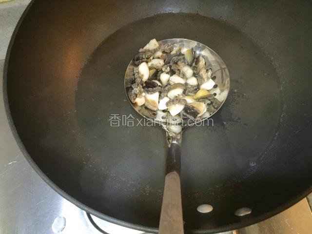 焯水1分钟左右立即关火，用漏勺将鲍鱼捞出，沥干水分待用；