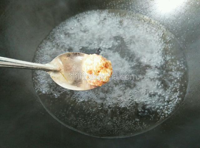 锅中烧水，水烧开，用勺子将肉团成团