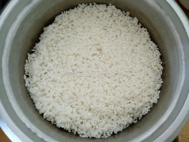 再放入提前一晚泡好的大米
