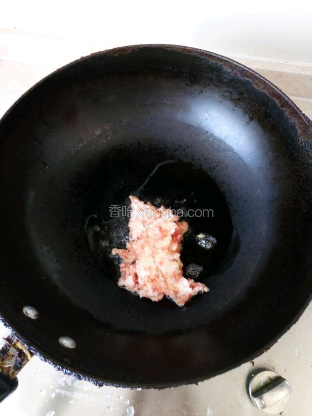 热油，加入适量油炒肉沫