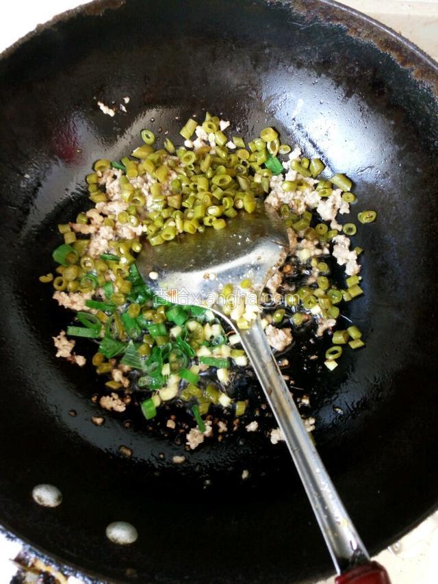 加入葱姜和酸豆角翻炒