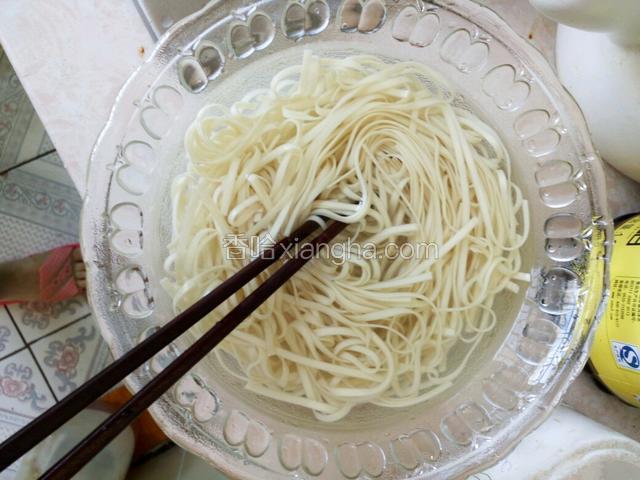 煮开一次就可以了，把面条放在凉水里放凉