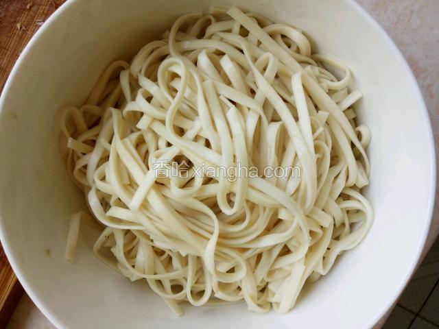 把面条沥干水，盛入碗里