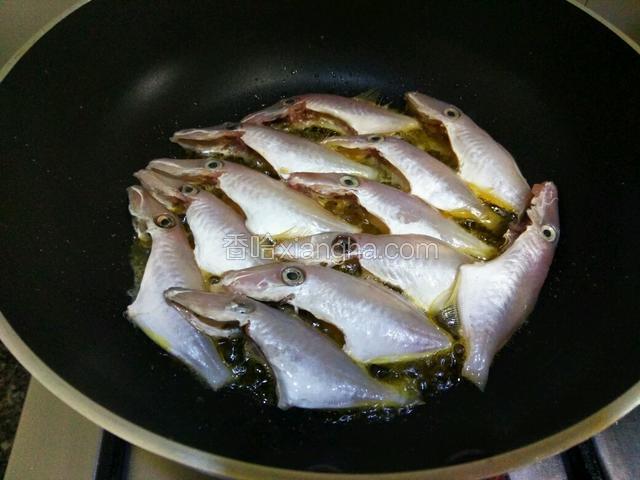 热油锅下扒皮鱼入锅煎