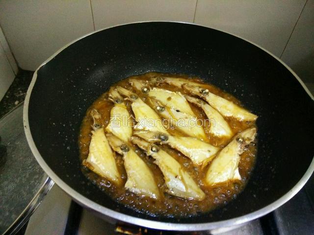 两面煎黄给盐，料酒，生抽，焖五分钟
