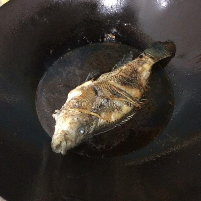 加少许料酒，味级鲜酱油和糖调味小火煮10分钟左右至鱼入味。