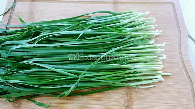 韭菜摘洗干净后控干水分。