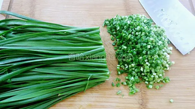 把韭菜切碎。