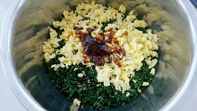 调入食用油、蚝油和鸡精。（盐记得要在包饺子之前放入）