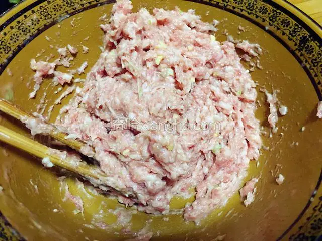 肉糜中加入葱姜末、香油、蚝油、生抽、料酒、盐、淀粉顺同一方向搅拌均匀