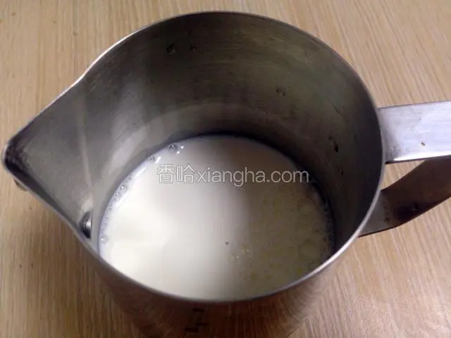 牛奶放入拉花杯中