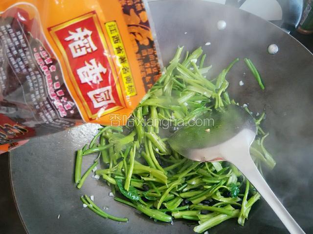 然后倒入适量的豆豉和菜梗一起翻炒  加点水