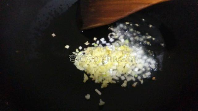 锅中放油将葱姜蒜倒入锅中