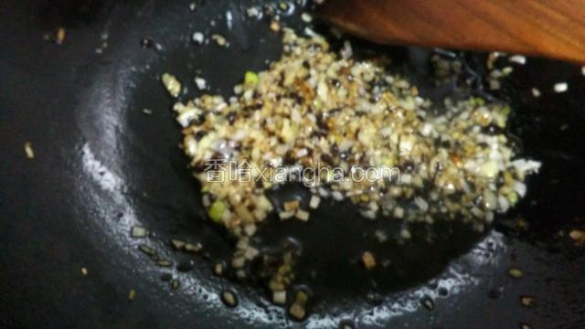 加入豆豉翻炒关火