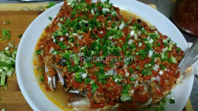 夹出撒上香葱倒入一勺蒸鱼豉油