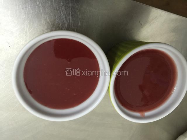 荔枝果冻冻好以后➕草莓酱料放冷藏凝固之后即可