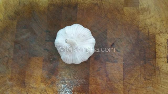 准备好1个蒜头