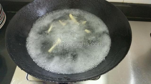 锅里放足水，加姜片一起煮沸