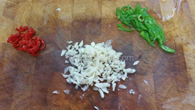辣椒、蒜头切碎