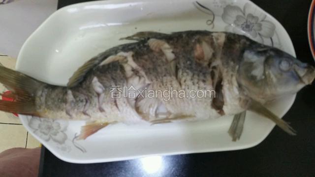 煮好的鱼捞出放鱼盘里