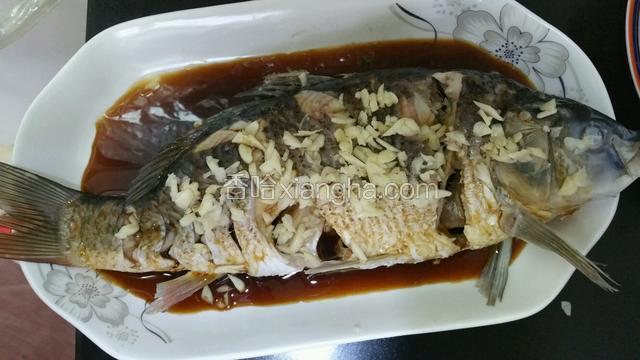 鱼面铺好蒜，汁浇在鱼上