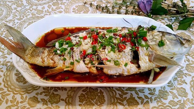 辣椒油烧炒至滚烫把它浇在鱼上，撒葱花即可