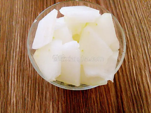 冬瓜洗净去皮切片备用
