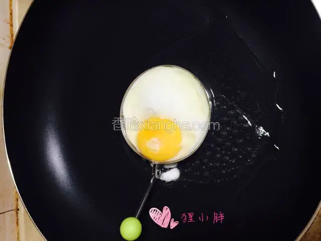 等蛋白逐渐凝固的时候，倒入少许水。开火