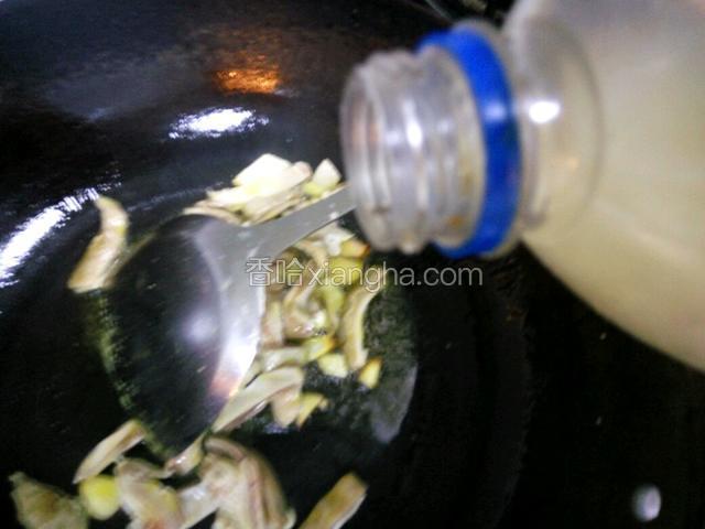 加料酒去腥。可加少许盐。