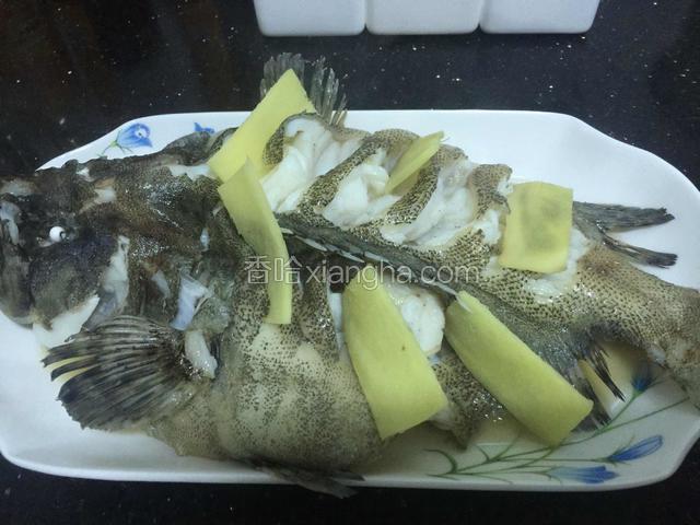 将蒸熟的鱼从蒸锅中拿出