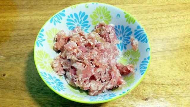 瘦肉跺成肉末，用方子份量外的适量生粉、盐、糖、豉油、食油拌匀备用