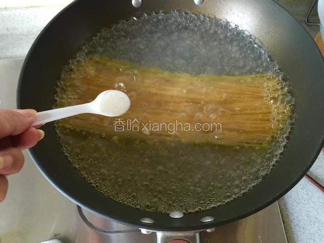 锅内加水煮沸，放入意面，之后加入少许盐，煮大约7-10分钟；