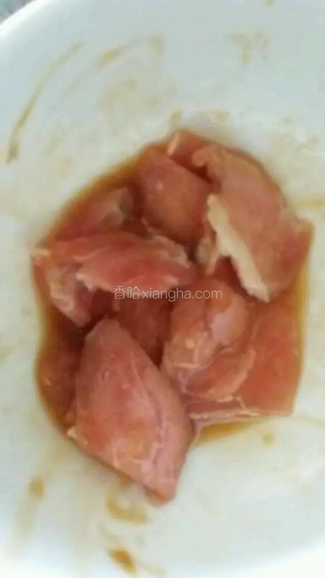 里脊肉切片加入少许盐，蚝油，料酒抓拌匀腌制10分钟入味