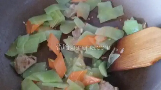 下入青笋翻炒，加入少许盐，蚝油调味即可出锅